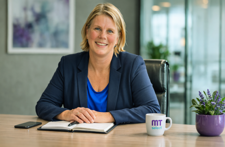 Martine achter bureau